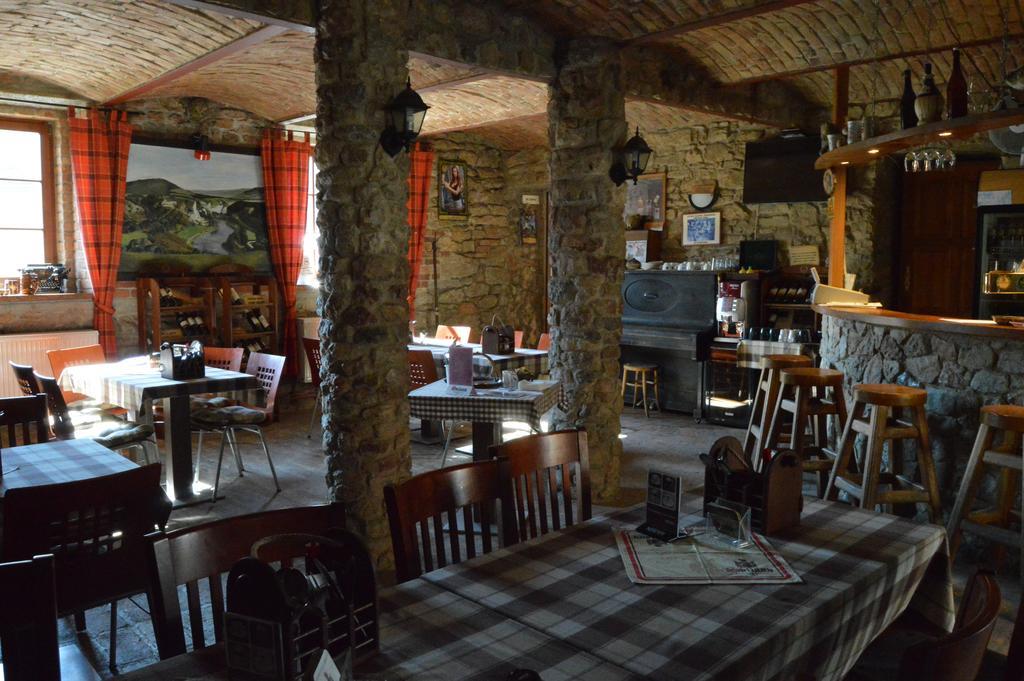 Restaurace a penzion U Lva Karlštejn Exteriér fotografie