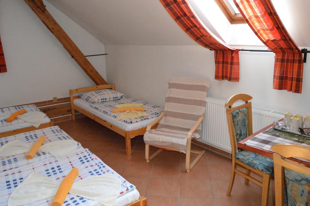 Restaurace a penzion U Lva Karlštejn Exteriér fotografie