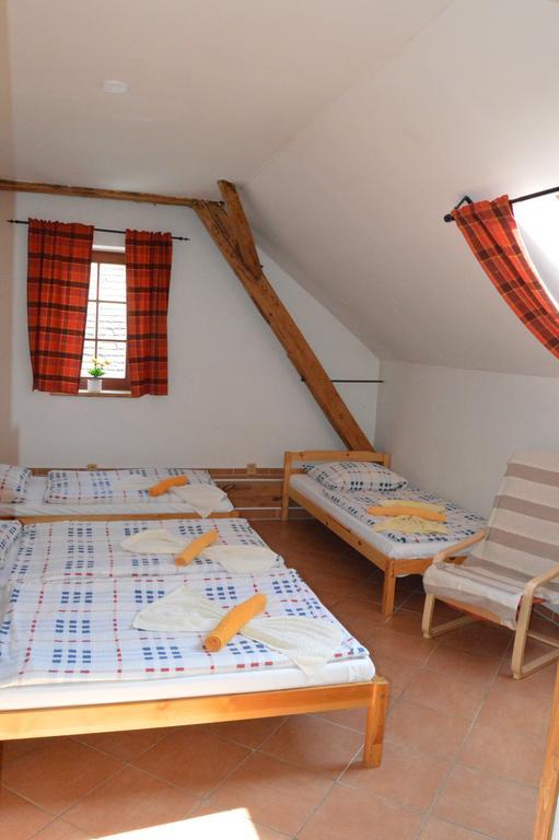 Restaurace a penzion U Lva Karlštejn Exteriér fotografie