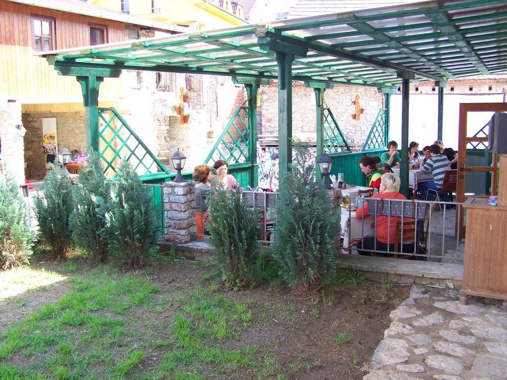 Restaurace a penzion U Lva Karlštejn Exteriér fotografie