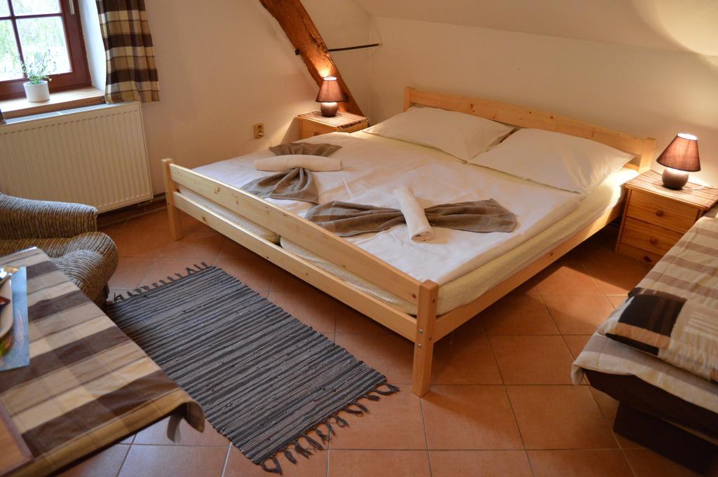 Restaurace a penzion U Lva Karlštejn Exteriér fotografie