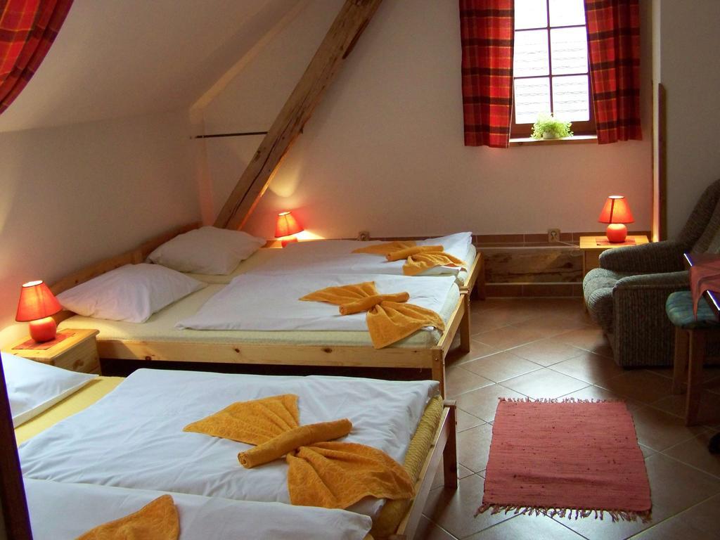 Restaurace a penzion U Lva Karlštejn Exteriér fotografie