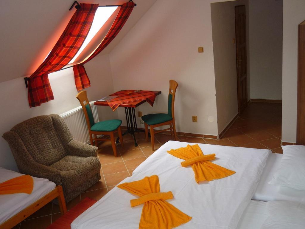 Restaurace a penzion U Lva Karlštejn Pokoj fotografie
