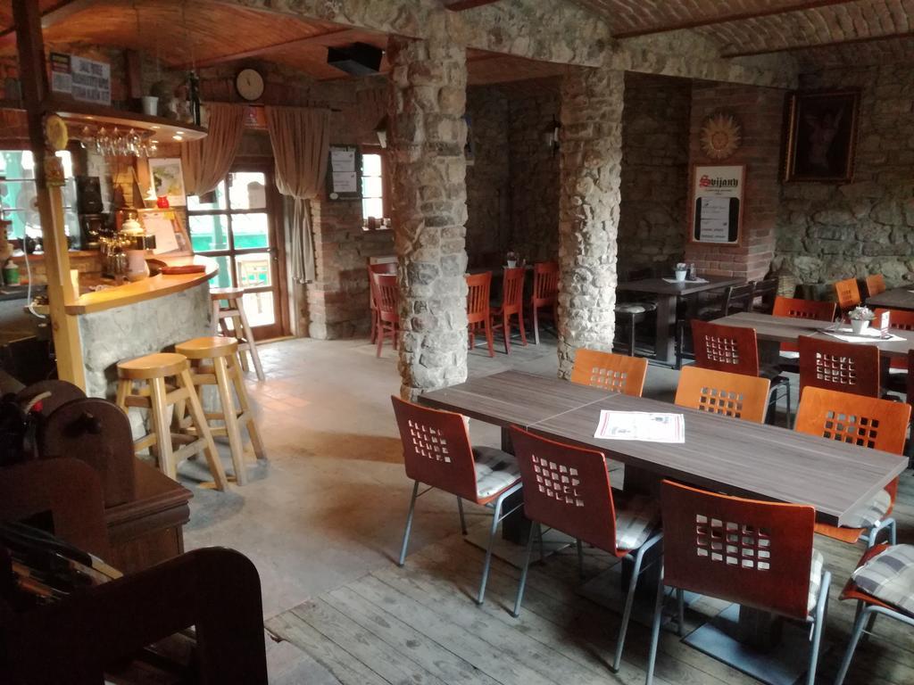 Restaurace a penzion U Lva Karlštejn Exteriér fotografie
