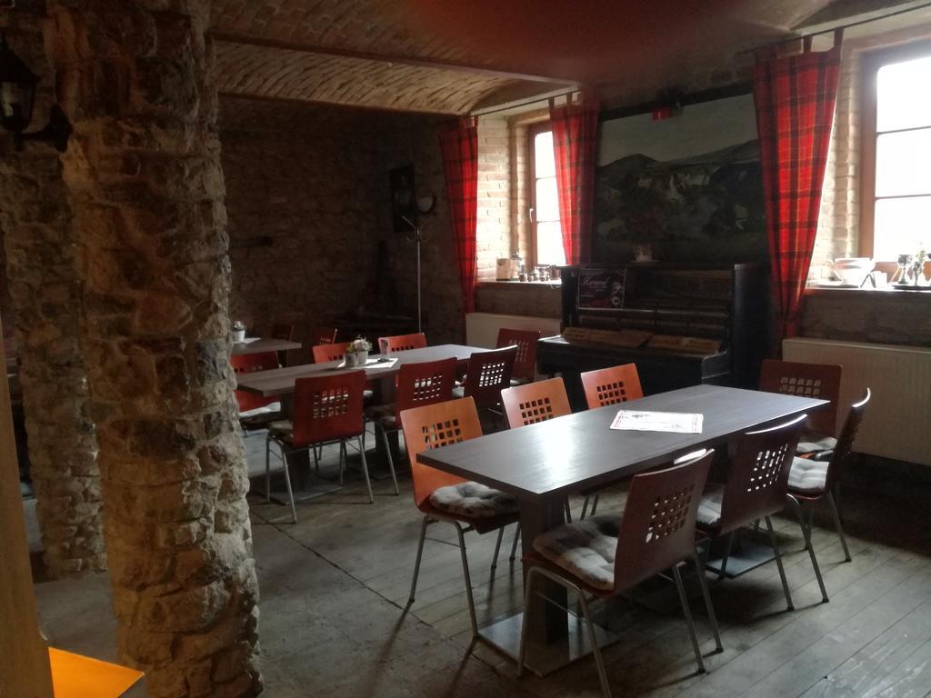 Restaurace a penzion U Lva Karlštejn Exteriér fotografie