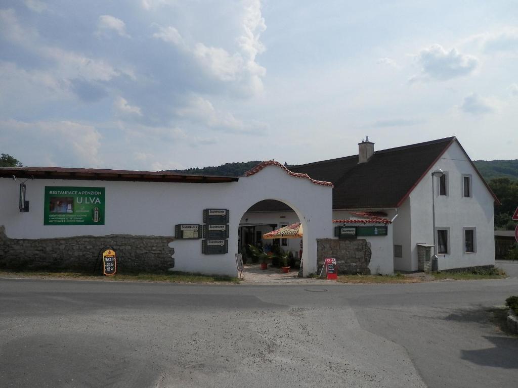 Restaurace a penzion U Lva Karlštejn Exteriér fotografie