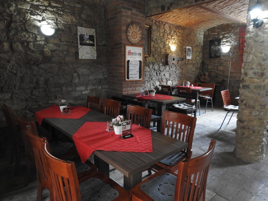Restaurace a penzion U Lva Karlštejn Exteriér fotografie