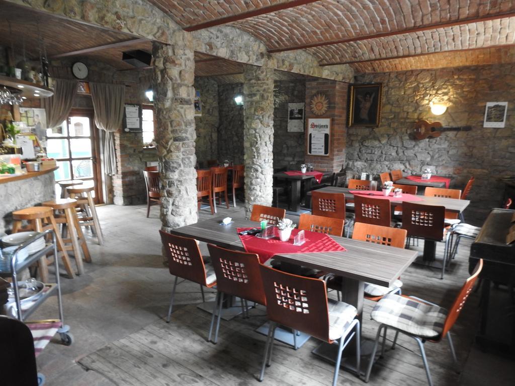 Restaurace a penzion U Lva Karlštejn Exteriér fotografie