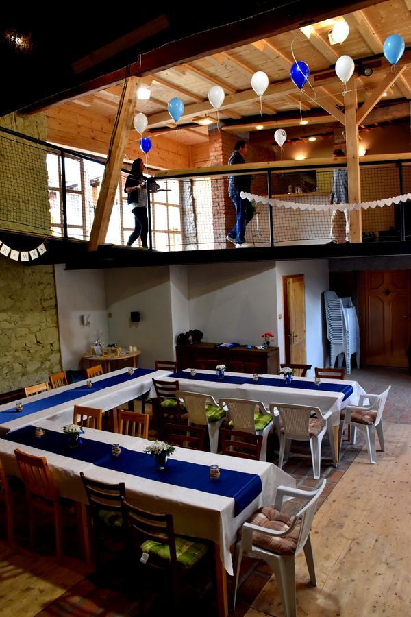 Restaurace a penzion U Lva Karlštejn Exteriér fotografie